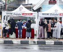 Sahabat Sandi Uno Beri Modal Usaha & Bagikan Nasi Kotak Gratis di Makassar - JPNN.com