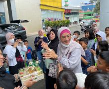 Keluarga SMAN 8 Jakarta Menyenangkan Anak-anak TBM Bukit Duri Bercerita, Begini Caranya, Keren - JPNN.com