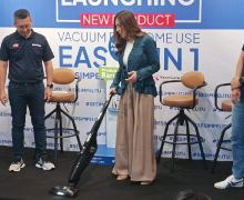 Intip Gaya Wulan Guritno Saat Pakai Vacuum Cleaner, Tetap Elegan - JPNN.com