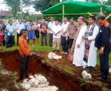 Pesan Uskup Weetebula Saat Peletakan Batu Pertama Pembangunan Gereja Santa Maria Asumpta Kodi Utara - JPNN.com