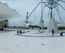 Gegara Payung Elektrik, Tak Ada Salat Idulfitri di Halaman Masjid An-Nur - JPNN.com