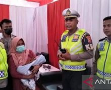 Wanita Melahirkan di Pos Terpadu Exit Tol Parungkuda Saat Terjebak Macet - JPNN.com