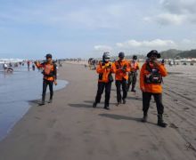 Wisatawan yang Hilang Tenggelam di Pantai Parangtritis Belum Ditemukan - JPNN.com