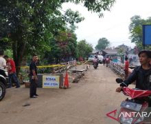 Dihantam Banjir Bandang, 2 Jembatan di Ciranjang Cianjur Putus - JPNN.com