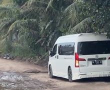 Mobil Erick Thohir & Pak Bas Tersangkut di Jalan Berlumpur di Lampung, Alamak - JPNN.com