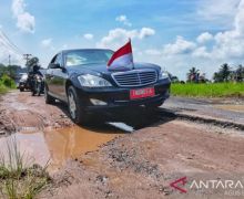 Aduh, Mobil Mewah Jokowi Berguncang Saat Melintasi Jalan di Lampung, Lihat Tuh - JPNN.com