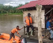 Cekcok dengan Suami, Riati Melompat ke Sungai Batang Lubuh Rohul, Ya Tuhan - JPNN.com