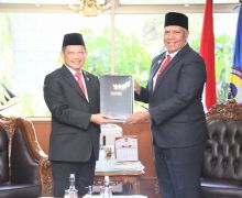 Terima SK Perpanjangan Jabatan Pj Gubernur Papua Barat, Waterpauw: Ayo Bangun Daerah - JPNN.com