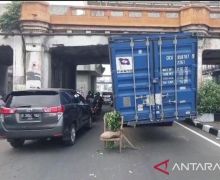 Truk Kontainer Bermuatan Karpet Tersangkut di Kolong Jembatan Rel Kereta Matraman - JPNN.com