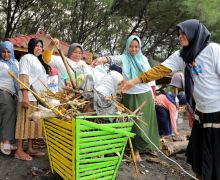 Nelayan Pendukung Ganjar Gelar Bersih-Bersih Pantai di Banyuwangi - JPNN.com