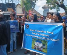 Protes Hilangnya Barang Bukti Mobil Tangki, Laskar Mandalika Demo di Polres Lombok Tengah - JPNN.com