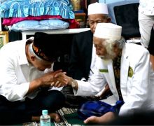 Sowan Abuya Muhtadi, Ganjar Disilakan Menempati Kursi yang Pernah Diduduki Jokowi - JPNN.com