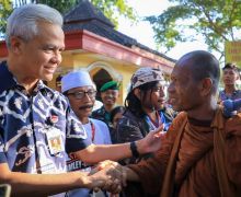 Momen Gubernur Ganjar Menyapa Biksu Thudong di Musala - JPNN.com