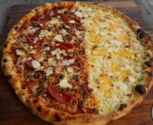 Ada Lomba Makan Pizza Raksasa di Resto The Surosowan, Yuk Gabung! - JPNN.com