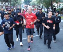 Ganjar Lari Pagi, Cukur Rambut, hingga Mengunjungi Vihara di Glodok - JPNN.com