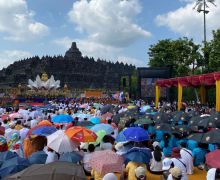Puncak Perayaan Waisak 2023, Ribuan Umat Buddha Khidmat Berdoa di Candi Borobudur - JPNN.com