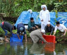 Sukarelawan Ganjar Latih Santri Milenial di Ponpes Al Istiqomah Budi Daya Ikan Nila - JPNN.com