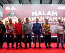 Gubernur Sulsel Serahkan Bonus Rp 1 M untuk Juara Liga 1 PSM Makassar - JPNN.com