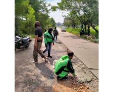 Viral, Komunitas Ojek Online Patungan Uang Perbaiki Jalan Berlubang di Bekasi - JPNN.com