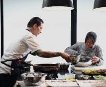 Lihat Gaya Bu Risma Masak Bareng Chef Juna, Motivasi Buat Pemuda NTT - JPNN.com