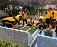 Sambut HUT Bhayangkara, Kompol Panji Pimpin Bersih-Bersih di Area Makam Habib Kuncung - JPNN.com