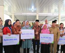 Menko Muhadjir Serahkan Santunan BPJS Ketenagakerjaan di Lampung Utara, Ini Pesannya - JPNN.com