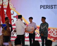 Kemendikbudristek Serahkan Beasiswa Kepada Anak Korban Pelanggaran HAM Berat di Aceh - JPNN.com