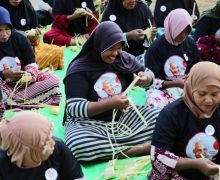 Milenial Ganjar Menggelar Perlombaan Menganyam Ketupat di Ketapang - JPNN.com