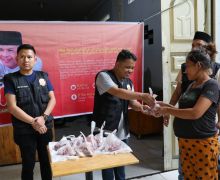 Ganjar Milenial Bagikan Daging Kurban Kepada Warga Medan - JPNN.com