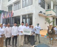 Gandeng Baznas Bazis DKI, PT Avirst Assurance Bagikan Daging Kurban untuk Warga - JPNN.com