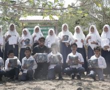 Golden Future Indonesia Bagikan Ribuan Paket Seragam Sekolah di Daerah Pedalaman  - JPNN.com