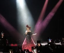 Buka Konser Wanita Hebat, Titi DJ Dapat Hadiah dari Penonton  - JPNN.com