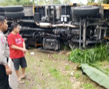 Dump Truk Terguling Setelah Menyerempet Pemotor di Lampung Barat, Angga Saputra Tewas - JPNN.com