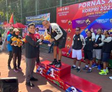 Asrorun Niam Serahkan Medali Emas Cabor Tenis Beregu ke Pemenang di Pornas Korpri XVI 2023 - JPNN.com