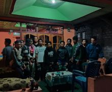 Kapal Terbalik Diterjang Ombak, 12 Nelayan Lombok Timur Terdampar di NTT - JPNN.com