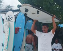 Jasa Penyewaan Papan Surfing di Selong Belanak Makin Menjamur - JPNN.com