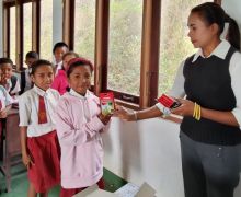 Joyko Salurkan Donasi untuk 500-an Sekolah di Kupang - JPNN.com