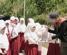 Golden Future Indonesia Salurkan Bantuan Seragam Sekolah ke Pelosok Negeri - JPNN.com