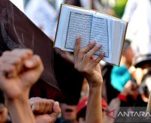 Dikawal Polisi, Patriot Denmark Bakar Al-Qur'an di Depan Kedubes Turki - JPNN.com