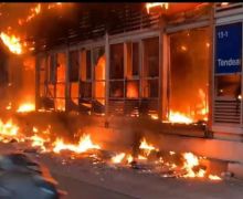 Halte TransJakarta Tendean Terbakar, Api dari Luar Bangunan - JPNN.com