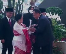 Momen Firli Mendekat kepada Megawati, Lalu Terjadi Momen Perbaikan Posisi Dasi - JPNN.com