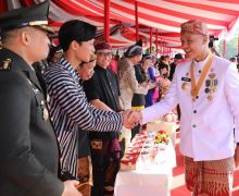 Ganjar Pranowo Pakai Baju Adat Jawa Barat di Upacara HUT ke-78 RI - JPNN.com