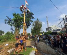 Melihat Keseruan Anak-Anak Lomba Panjat Pinang di Bekasi - JPNN.com