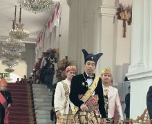 Di HUT Kemerdekaan, Jokowi Pakai Baju Adat yang Dipakai Raja dari Tempat Kelahirannya, Gagah - JPNN.com