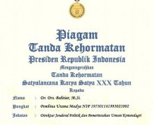 Dirjen Polpum Bahtiar Mendapat Tanda Kehormatan Satyalancana Karya Satya dari Presiden Jokowi - JPNN.com