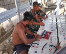 Satgas Yonif 310/KK Bantu Warga Bangun PLTS di Puskesmas Perbatasan RI-PNG - JPNN.com