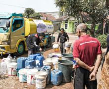 Jawa Barat Kekeringan, Golden Future Indonesia Kirim Ribuan Liter Air Bersih - JPNN.com