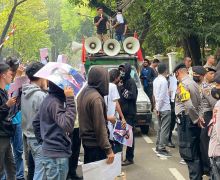 Unjuk Rasa di Depan Kedubes Vietnam, Massa Perami Tolak Aktivitas Agresif di ZEE RI dan LCS - JPNN.com