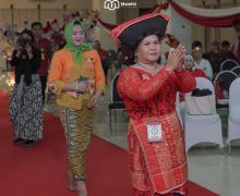 Advokat Peradi Beraksi di Karpet Merah Untuk Peragakan Busana Daerah - JPNN.com