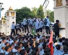 LGBT Marak di Riau, Demo Mahasiswa Unri di Kantor Gubernur Ricuh - JPNN.com